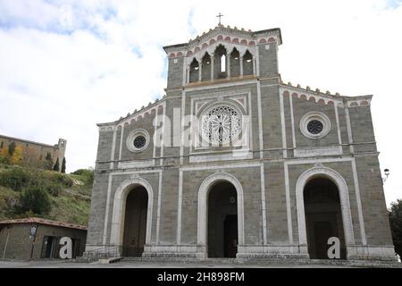 XIII siècle.L'église se trouve au sommet d'une colline où il y avait une église dédiée à Saint-Basile construite par les moines camaldolais au 11th siècle. Banque D'Images