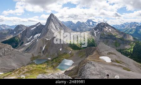 vue magnifique des Alpes aux couleurs de l'automne avec pic dominant et un peu de neige, Rocheuses canadiennes, Canada Banque D'Images