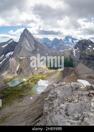 vue verticale alpine en couleurs automnales avec pic dominant et un peu de neige, Rocheuses canadiennes, Canada Banque D'Images