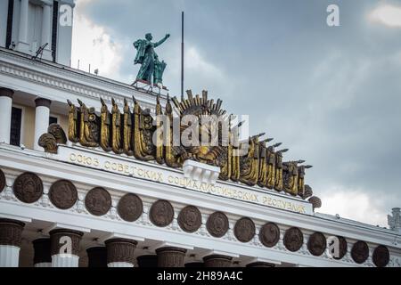 Moscou, Russie, 23 avril 2016 : armoiries soviétiques et autres symboles sur le Pavillon central de l'exposition des réalisations de l'économie nationale Banque D'Images