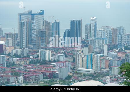 Vue panoramique sur les gratte-ciels et la vieille ville de Batumi depuis les montagnes Banque D'Images