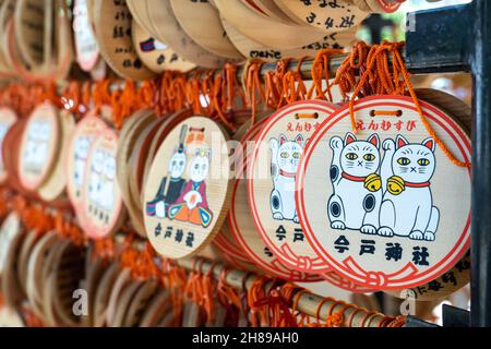 Maneki Neko ou des plaques de prière Lucky Cat ema au sanctuaire Imado Jinja, un temple shinto dédié à la découverte de l'amour à Asakusa, Tokyo, Japon.Les adorateurs accrochent les plaques avec leurs souhaits, leurs rêves ou leurs prières au temple. Banque D'Images