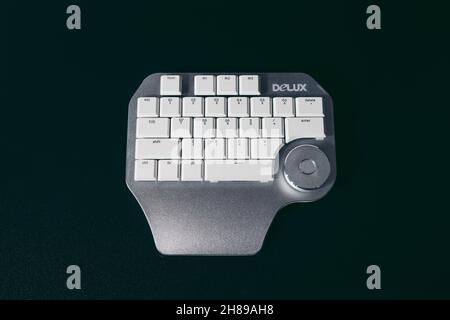 Londres, Royaume-Uni - 2021.11.27: Gros plan produit de Delux T11 Designer Gaming Keyboard avec Custom Keys Group Smart Dial 3 Banque D'Images