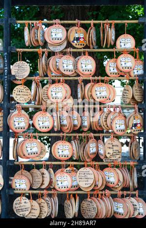 Maneki Neko ou des plaques de prière Lucky Cat ema au sanctuaire Imado Jinja, un temple shinto dédié à la découverte de l'amour à Asakusa, Tokyo, Japon.Les adorateurs accrochent les plaques avec leurs souhaits, leurs rêves ou leurs prières au temple. Banque D'Images