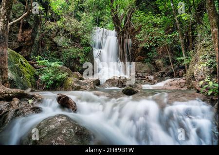Belle cascade d'Erawan qui coule dans la forêt tropicale dans le parc national.Kanchanaburi, Thaïlande Banque D'Images