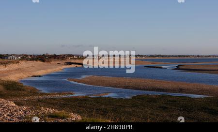 Ruisseau d'eau vu dans la réserve naturelle de Pagham Harbour à marée basse. Banque D'Images