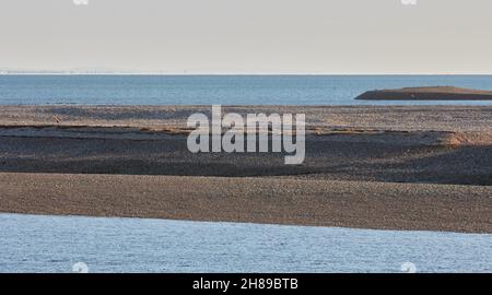 Ruisseau d'eau vu dans la réserve naturelle de Pagham Harbour à marée basse. Banque D'Images