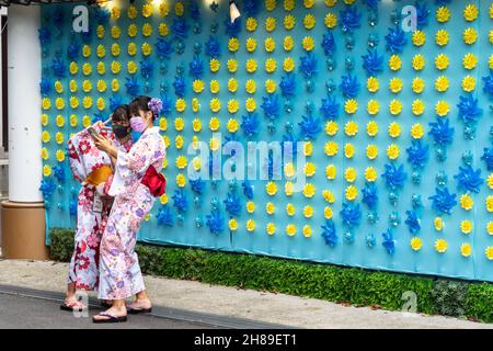 Les femmes japonaises vêtues de Geisha dans un kimono traditionnel, prennent un selfie au temple bouddhiste Sensoji à Asakusa, Tokyo, Japon.Le temple a été construit pendant la période Kamakura en 645 EC et est le plus ancien et le plus important temple de Tokyo. Banque D'Images