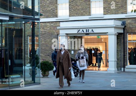 Londres, Royaume-Uni.28 novembre 2021.Les acheteurs portant des masques faciaux ont vu leurs achats en quittant le magasin Zara à Londres.Shoppers apprécient Londres alors que la ville s'accélère pour les fêtes de Noël avant le festival.À la lumière de la variante Covid Omicron, le transport pour Londres (tfl) a été vu exhortant les passagers à porter des masques.(Photo de Belinda Jiao/SOPA Images/Sipa USA) crédit: SIPA USA/Alay Live News Banque D'Images