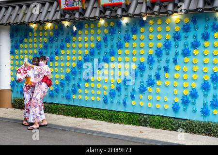 Les femmes japonaises vêtues de Geisha dans un kimono traditionnel, prennent un selfie au temple bouddhiste Sensoji à Asakusa, Tokyo, Japon.Le temple a été construit pendant la période Kamakura en 645 EC et est le plus ancien et le plus important temple de Tokyo. Banque D'Images