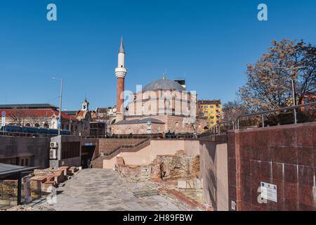 Sofia, Bulgarie - 4 mars 2020 : la mosquée Banya Bashi dans la capitale bulgare.Centre de la ville avec les ruines de Serdica, ciel bleu clair Banque D'Images