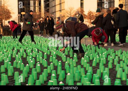 Berlin, Allemagne.28 novembre 2021.Feux verts devant le bâtiment Reichstag à Berlin, lieu de rencontre du Parlement allemand.Les résidents polonais près de la frontière biélorusse ont allumé des feux verts dans leurs maisons et leurs porches pour guider les migrants hors de la forêt et pour assurer leur sécurité.Manifestation à Berlin le 28 novembre 2021.(Image de crédit : © Jakub Podkowiak/PRESSCOV via ZUMA Press Wire) Banque D'Images