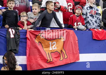 Indianapolis, Indiana, États-Unis.28 novembre 2021.Un fan des Tampa Bay Buccaneers avec sa bannière au match entre les Tampa Bay Buccaneers et les Indianapolis Colts au Lucas Oil Stadium, Indianapolis, Indiana.(Image de crédit : © Scott Stuart/ZUMA Press Wire) Banque D'Images