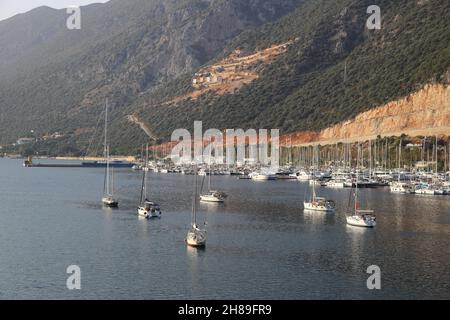 Kas, Turquie.15 novembre 2021 : magnifique baie dans la mer Meddjiteranienne avec yachts.Kas, Antalya Banque D'Images