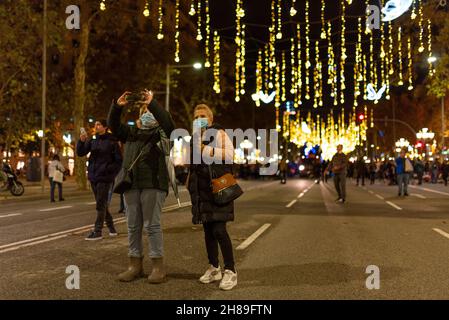 Espagne.25 novembre 2021.Les gens prennent des photos sous les lumières de Noël du centre-ville dans la rue principale Passeig de Gracia à Barcelone, Espagne, le 25 novembre 2021.(Photo par Davide Bonaldo/Sipa USA) crédit: SIPA USA/Alay Live News Banque D'Images