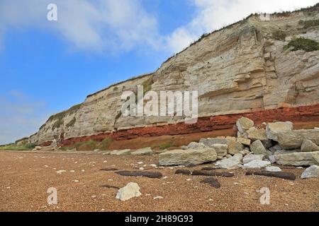 Falaises rayées rouges et blanches dans Old Hunstanton sur le sentier Peddlers Way et le chemin de la côte de Norfolk, Norfolk, Angleterre, Royaume-Uni. Banque D'Images