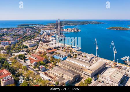 Une vue aérienne de Pula, en premier plan ancien chantier naval Uljanik, Pula, Istria, Croatie Banque D'Images