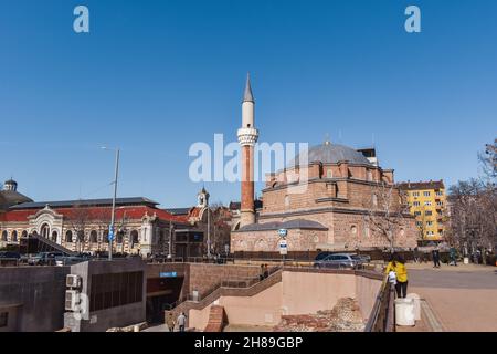 Sofia, Bulgarie - 4 mars 2020 : la mosquée Banya Bashi dans la capitale bulgare.Centre de la ville avec les ruines de Serdica, ciel bleu clair Banque D'Images