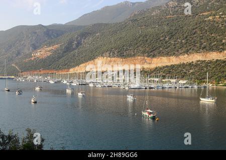 Kas, Turquie.15 novembre 2021 : magnifique baie dans la mer Meddjiteranienne avec yachts.Kas, Antalya Banque D'Images