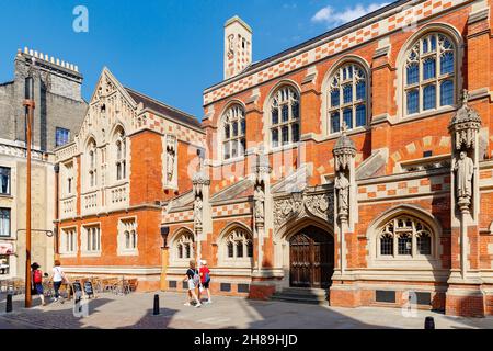 Cambridge, Royaume-Uni, 23 juillet 2019 : Old Divinity School, College of St John The Evangelist in the University. Les gens marchent dans la rue, l'excursion Banque D'Images