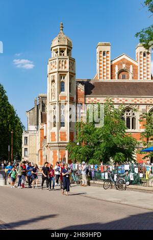 Cambridge, Royaume-Uni, 23 juillet 2019 : Old Divinity School, College of St John The Evangelist in the University. Les gens marchent dans la rue, l'excursion Banque D'Images