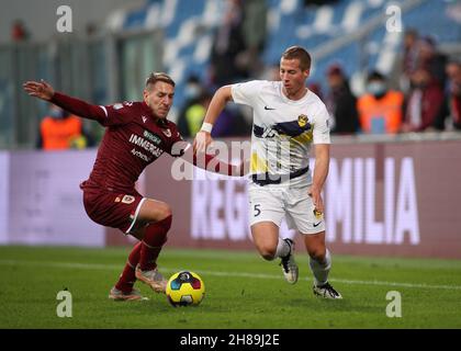 Reggio Emilia, Italie.28 novembre 2021.Reggio Emilia, Italie, novembre 28 2021 Oliver Urso (5 US Viterbese 1908) et Libutti Lorenzo (17 AC Reggiana 1919) en action pendant le match Lega Pro entre AC Reggiana 1919 et US Viterbese 1908 au stade Mapei - Citt del Tricolor à Reggio Emilia, Italie Michele Finessi/SPP crédit :SPP Sport presse photo./Alamy Live News Banque D'Images