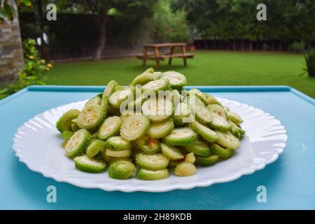 Les légumes de gourde épineux également connus sous le nom de gourdes de colonne ou Kantola sont des légumes sains saisonniers cultivés en Inde Asie, coupé en tranches prêtes à préparer spi Banque D'Images