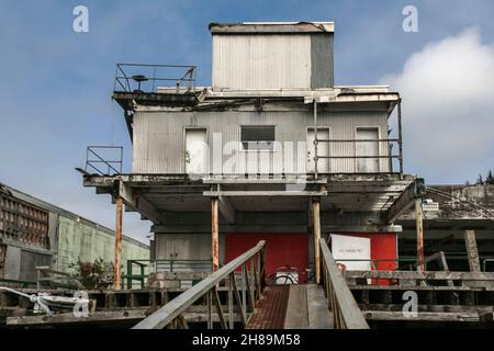 Une ancienne usine de poissons se trouve en ruines au-dessus du quai de Namu, une ville historique de fabrication de canonneries et de plantes de poissons, maintenant abandonnée, sur le passage intérieur de la Colombie-Britannique (2009). Banque D'Images