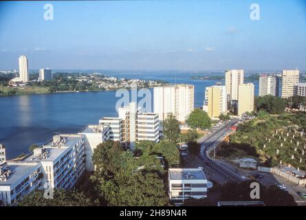 Abidjan, Côte d'Ivoire, novembre 1986.De Immeuble Pyramide.L'hôtel Ivoire est en haut à gauche.Sur la droite se trouve le site du bâtiment BCEAO. Banque D'Images