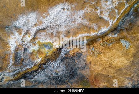 Surface contaminée d'une mine de cuivre abandonnée à Chypre.Flux toxique et sol pollué par des produits chimiques, vue directement au-dessus Banque D'Images