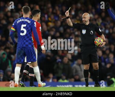 Londres, Angleterre, 28 novembre 2021.L'arbitre Anthony Taylor montre à Cristiano Ronaldo de Manchester United une carte jaune lors du match de la Premier League à Stamford Bridge, Londres.Crédit photo à lire: Paul Terry / Sportimage crédit: Sportimage / Alay Live News Banque D'Images