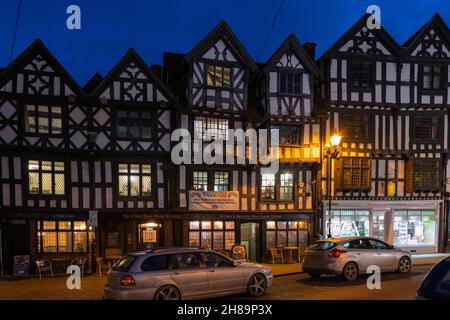 YE Olde Bull Ring Tavern à Ludlow la nuit.Un bois encadré de 17th siècle avec des toits de tuiles, il a quatre baies à pignons.Shropshire, Angleterre Banque D'Images