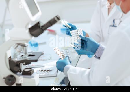 gros plan. les scientifiques testent des échantillons de nouveaux médicaments . Banque D'Images