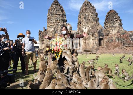 Lop Buri, Thaïlande.28 novembre 2021.Un grand groupe de singes mangent une variété de fruits le 33e Monkey Feeding Festival se tient chaque année. Au Phra Prang Sam Yot et au Phra Kan Shrine dans la ville de Lophburi, le dimanche 28 novembre 2021.(Photo de Teera Noisakran/Pacific Press/Sipa USA) crédit: SIPA USA/Alay Live News Banque D'Images