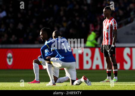 Londres, Royaume-Uni.28 novembre 2021.Ivan Toney de Brentford (à droite) se tient tandis que d'autres joueurs prennent un genou pour soutenir le mouvement Black Lives Matter avant le match de la Premier League au stade communautaire de Brentford, Londres.Crédit photo à lire: Kieran Cleeves/Sportimage crédit: Sportimage/Alay Live News Banque D'Images