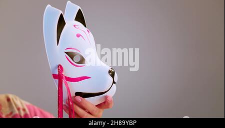 Une photo de masque blanc pour chat Banque D'Images