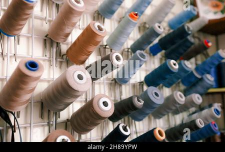 De magnifiques fils à coudre multicolores pour l'industrie textile. Banque D'Images
