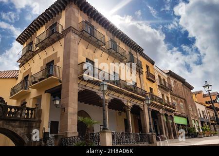 Place principale, à Poble Espanyol, village espagnol de Barcelone, Catalogne, Espagne. Banque D'Images