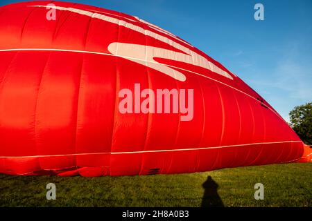 Préparation d'un ballon d'air chaud pour le vol Banque D'Images