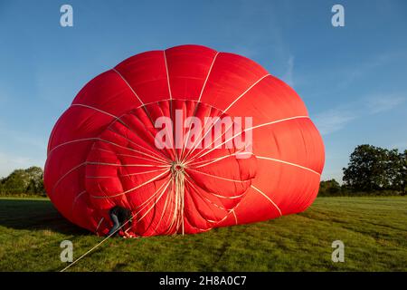 Préparation d'un ballon d'air chaud pour le vol Banque D'Images