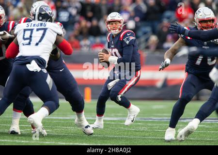 Foxborough, États-Unis.28 novembre 2021.Le quarterback des Patriots de la Nouvelle-Angleterre Mac Jones (10) retombe pour une passe dans le deuxième trimestre contre les Titans du Tennessee au stade Gillette à Foxborough, Massachusetts, le dimanche 28 novembre 2021.Photo par Matthew Healey/UPI crédit: UPI/Alay Live News Banque D'Images