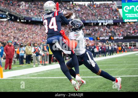 Foxborough, États-Unis.28 novembre 2021.Kendrick Bourne, grand receveur des Patriots de la Nouvelle-Angleterre (84), tire dans un passage de quatre verges tandis qu'il est couvert par la sécurité des Tennessee Titans Kevin Byard (31) dans le premier trimestre au stade Gillette à Foxborough, Massachusetts, le dimanche 28 novembre 2021.Photo par Matthew Healey/UPI crédit: UPI/Alay Live News Banque D'Images