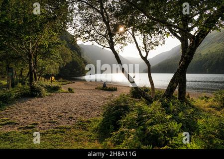 Le lac supérieur de Glendaloch à l'ancienne colonie monastique de Glendalogh, comté de Wicklow, République d'Irlande Banque D'Images