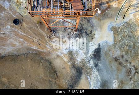 Vue aérienne par drone de la structure rouillée de la mine de cuivre abandonnée avec du sable sec toxique rouge.Pollution de l'environnement. Banque D'Images