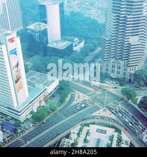 Bâtiment de la Banque publique de Menara photographié des tours jumelles Petronas, Kuala Lumpur, Malaisie. Banque D'Images