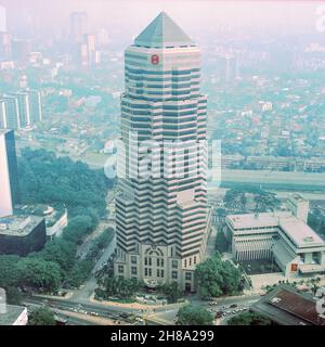 Bâtiment de la Banque publique de Menara photographié des tours jumelles Petronas, Kuala Lumpur, Malaisie. Banque D'Images