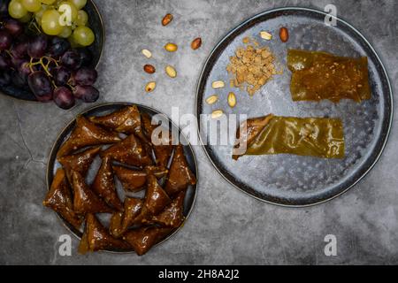 Sucré turc. Pâte de pâte de raisin miel noisette avec garniture de noisette. Banque D'Images