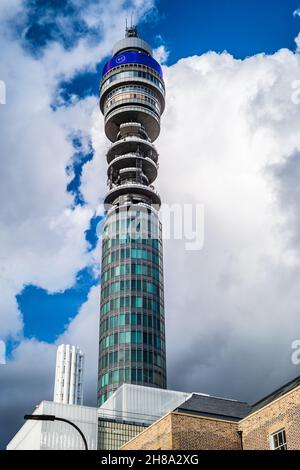 BT Tower Londres avec nouveau logo BT 2019. La BT Tower ouvert en 1965. Banque D'Images