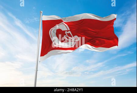 Drapeau de Calgary, Alberta, Canada à ciel nuageux sur fond de coucher de soleil, vue panoramique.Concept de voyage et de patriote canadien. Espace de copie pour bannière large. Banque D'Images