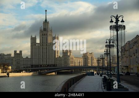 Moscou, Russie, 23 novembre 2021.Paysage de la ville de Moscou avec un gratte-ciel staliniste sur le remblai de Kotelnicheskaya, photo du matin Banque D'Images